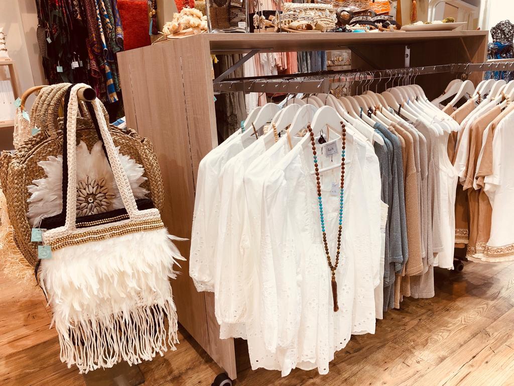 Interior tienda con vestidos